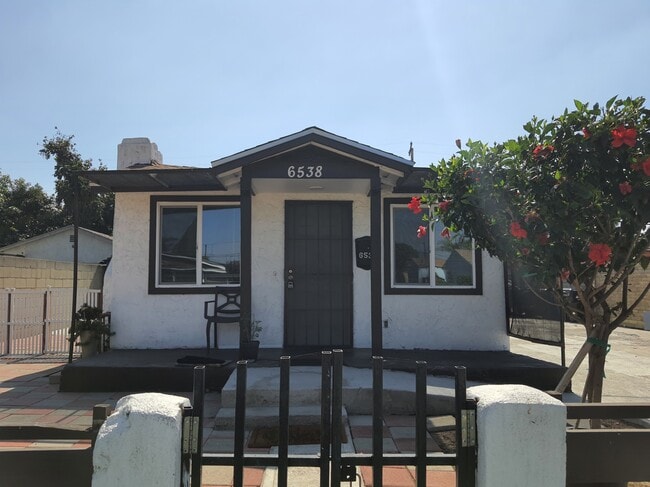 Building Photo - 6538 San Vincente St