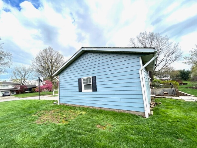 Building Photo - 396 Forest Ln