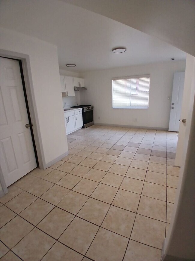 Foto del edificio - Beautiful newly renovated 1 bedroom apartm...