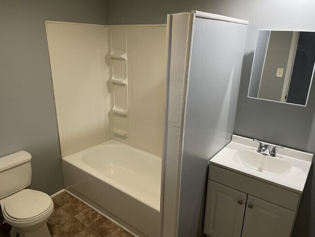 Building Photo - Move in Ready, 3 Bedroom 2 Baths!