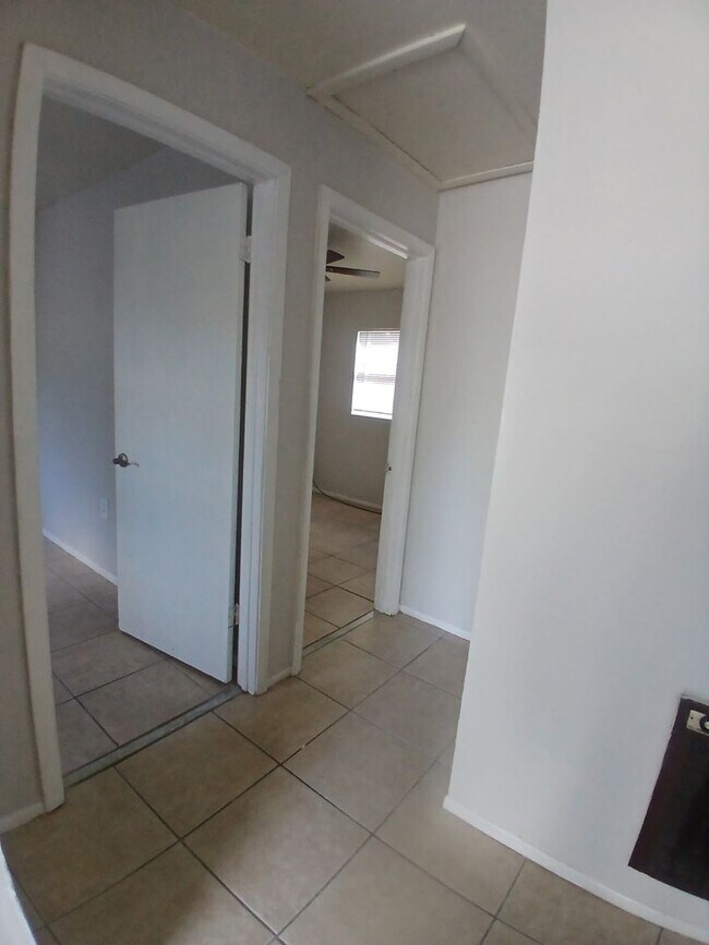 Foto del edificio - 2/1 units, Multi fam unit in Tampa near local amenities