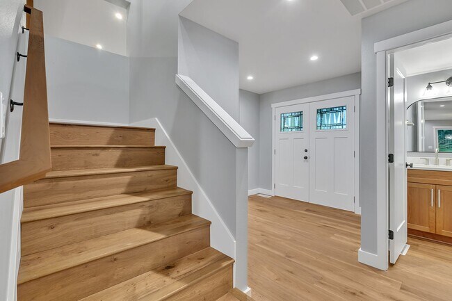 Building Photo - 4bed/2.25bath Stunning Remodeled Home on E...