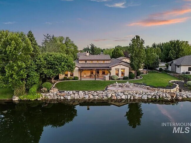 Foto del edificio - Stunning 4 Bedroom Home in The Shores | Luxury Meets Every Day Comfort