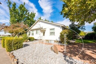 Building Photo - 427 SW Bade Ave