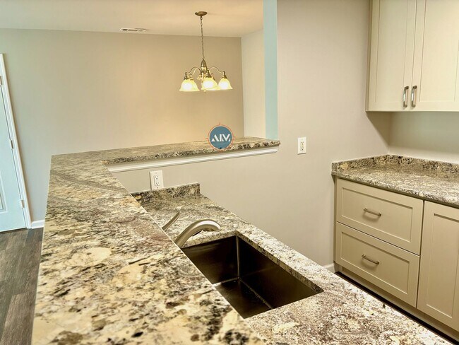 Foto del edificio - Modern 3-Bed Condo: Lovely Appliances, LVP...