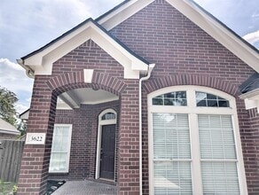 Building Photo - 3622 Englewood Dr
