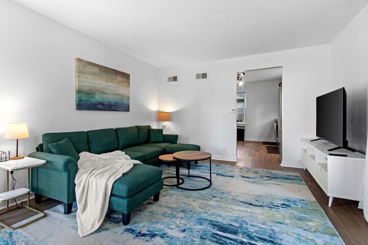 Furnished living room with sofas, TV for your streaming services - 916 Quincy St