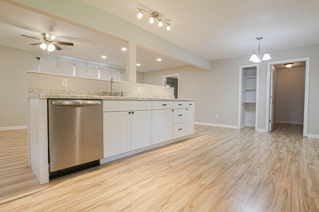 Building Photo - 219 Hallbrook Dr