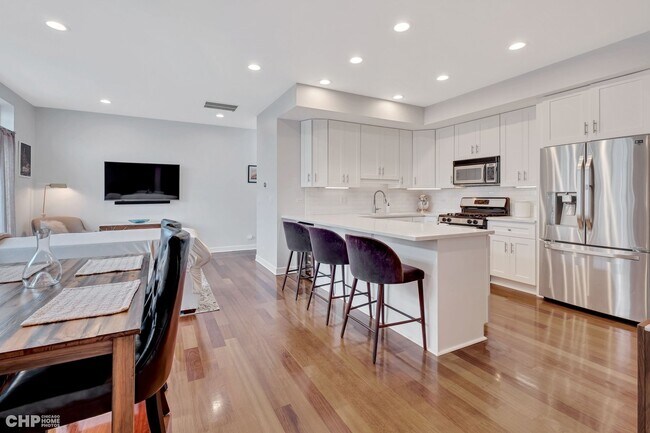 Foto del edificio - 2207 N Western Ave
