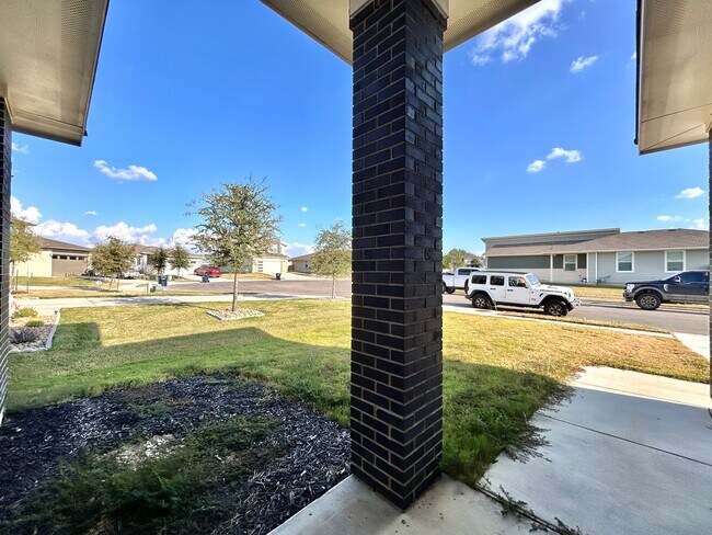 Foto del edificio - Spacious 4/BR 3/BA Home with Modern Upgrades