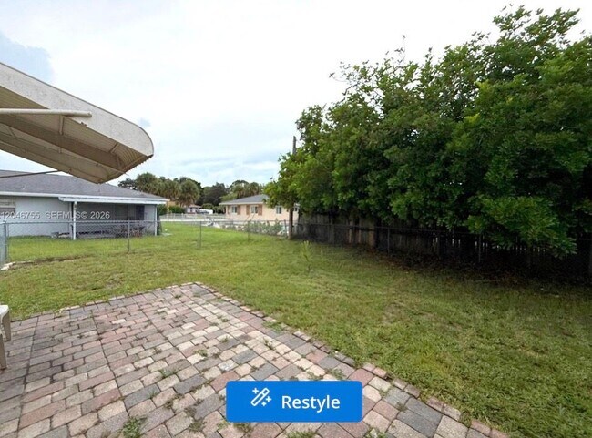 Foto del edificio - 12096 Dolphin Dr