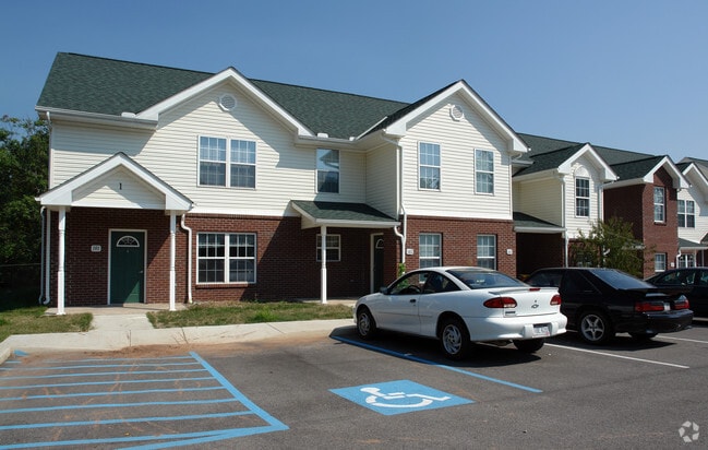 Building Photo - Carriage Hill