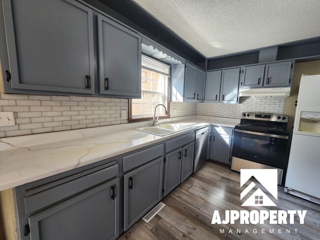 Building Photo - 1013 S Sherman Ave