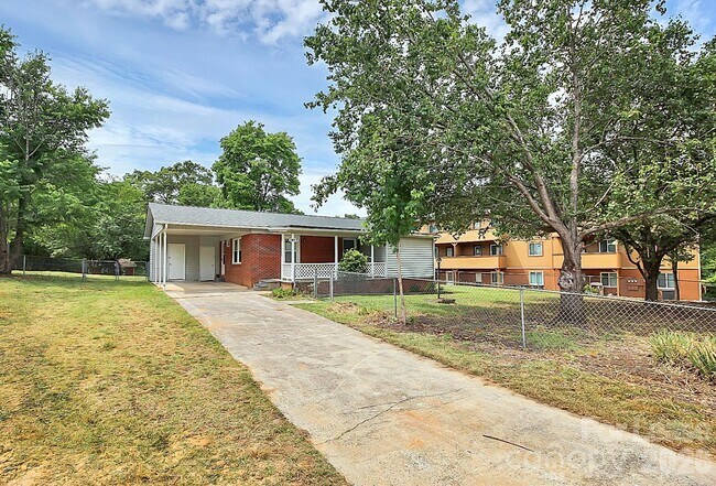 Foto del edificio - 1017 McLain Rd