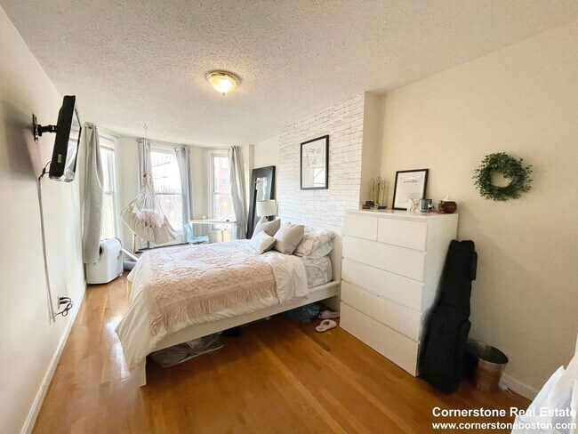 Building Photo - No Brokers Fee Convenient Location, New Kitchen and Bathroom, Parking for Rent