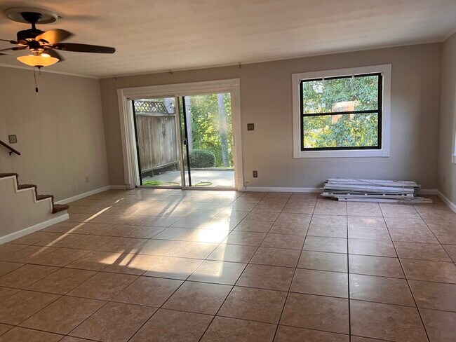 Foto del edificio - 2089 Pine Tree Dr