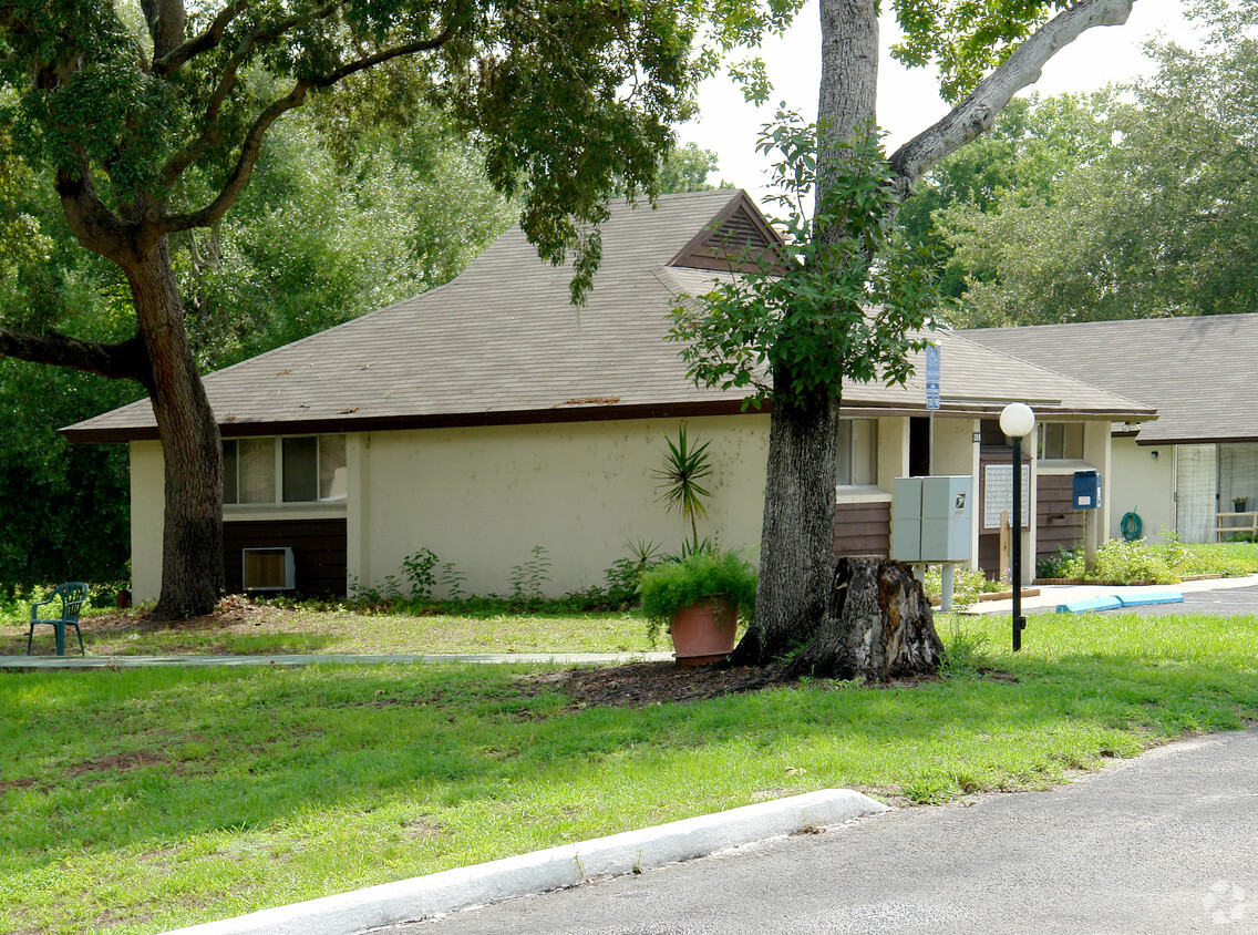 Building Photo - Lakeview Villas