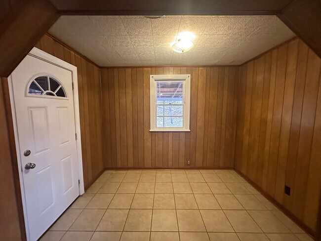 Building Photo - Spacious 2 Bedroom/1 Bath Home