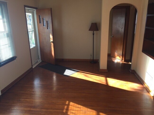 Building Photo - 2 bd 2 ba home large back yard Joliet