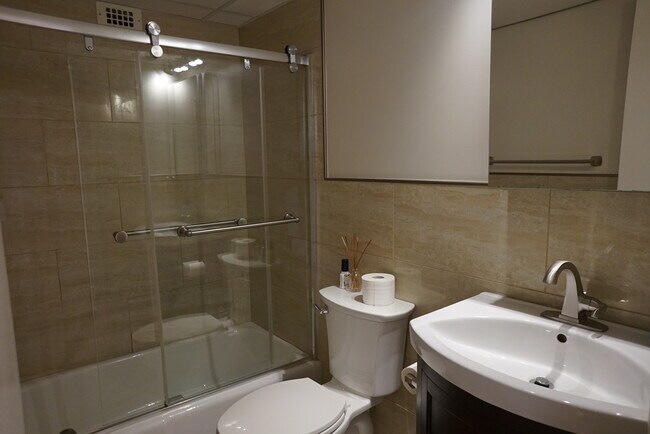Bright and clean bathroom - 4520 King St