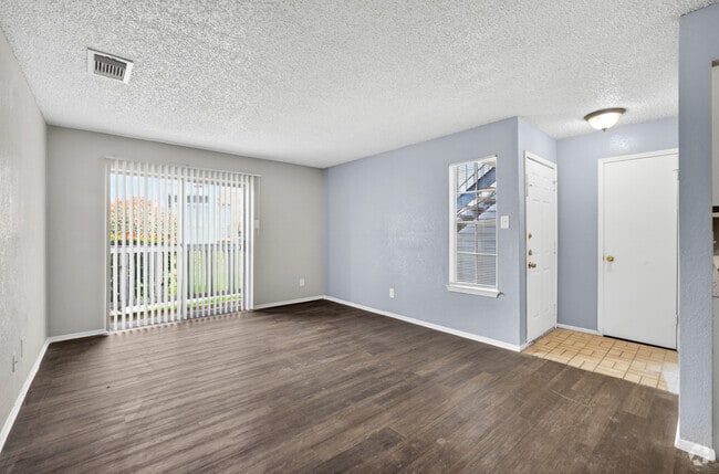 2BR, 2BA - 770SF - 1400 North