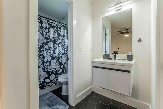 Building Photo - Experience Elevated Living in North Austin – Fully Furnished & Move-In Ready