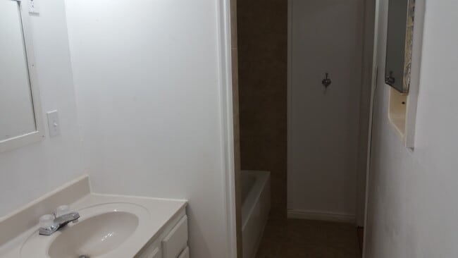Bathroom - 992 S 500 W, Downstairs B