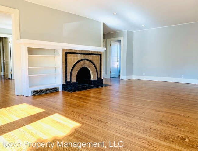 Building Photo - 3019 1/2 N Robinson Ave