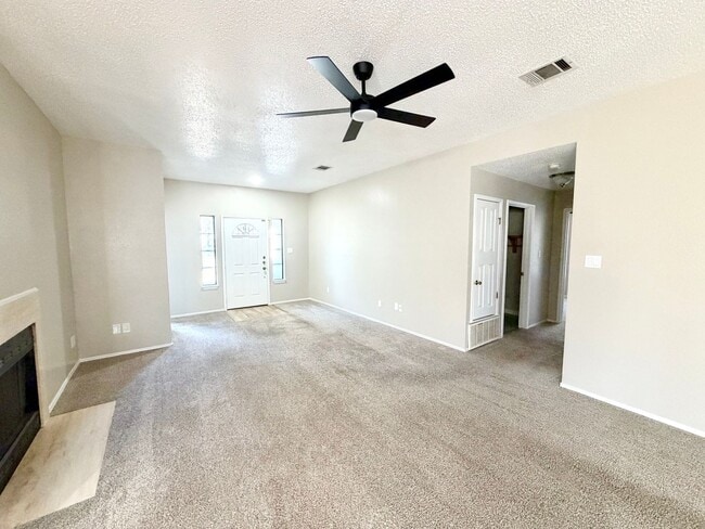 Building Photo - 3 Bedroom 2 Bath in Midway ISD