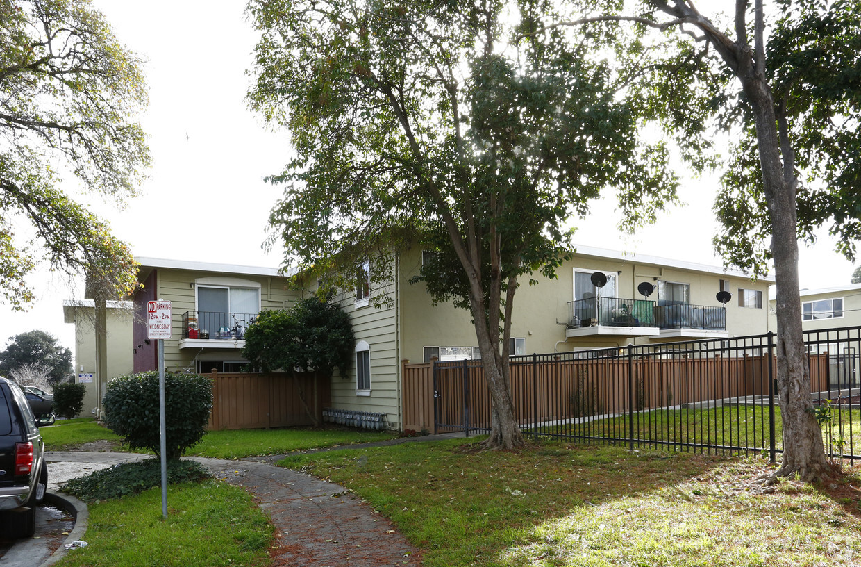 Primary Photo - Bridgeport Court Apartments