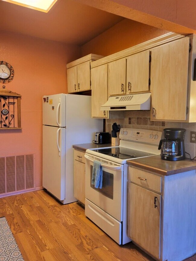 Building Photo - Fully Furnished Condo - Available for mont...