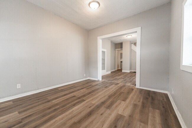 Building Photo - 2425 N Kenwood Ave