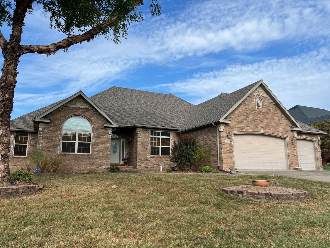 Primary Photo - Spacious Family Home in Republic