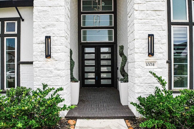 Building Photo - 10014 Oakwood Trl