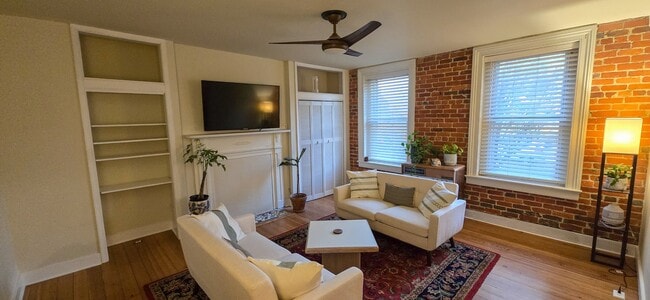 Building Photo - 209 W Clay St