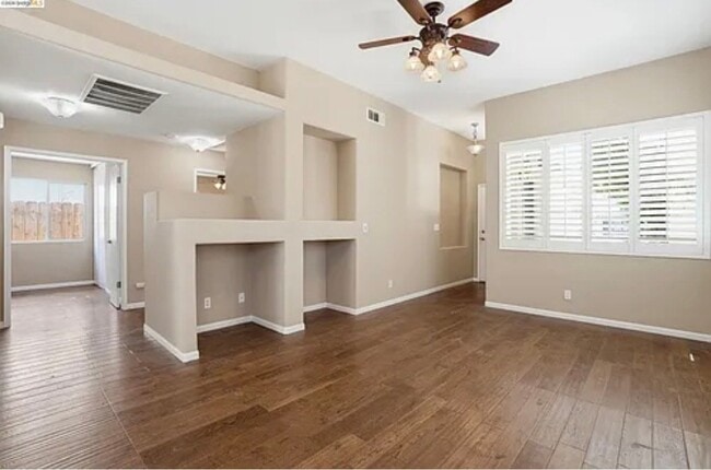 Building Photo - 4465 Fall Ln