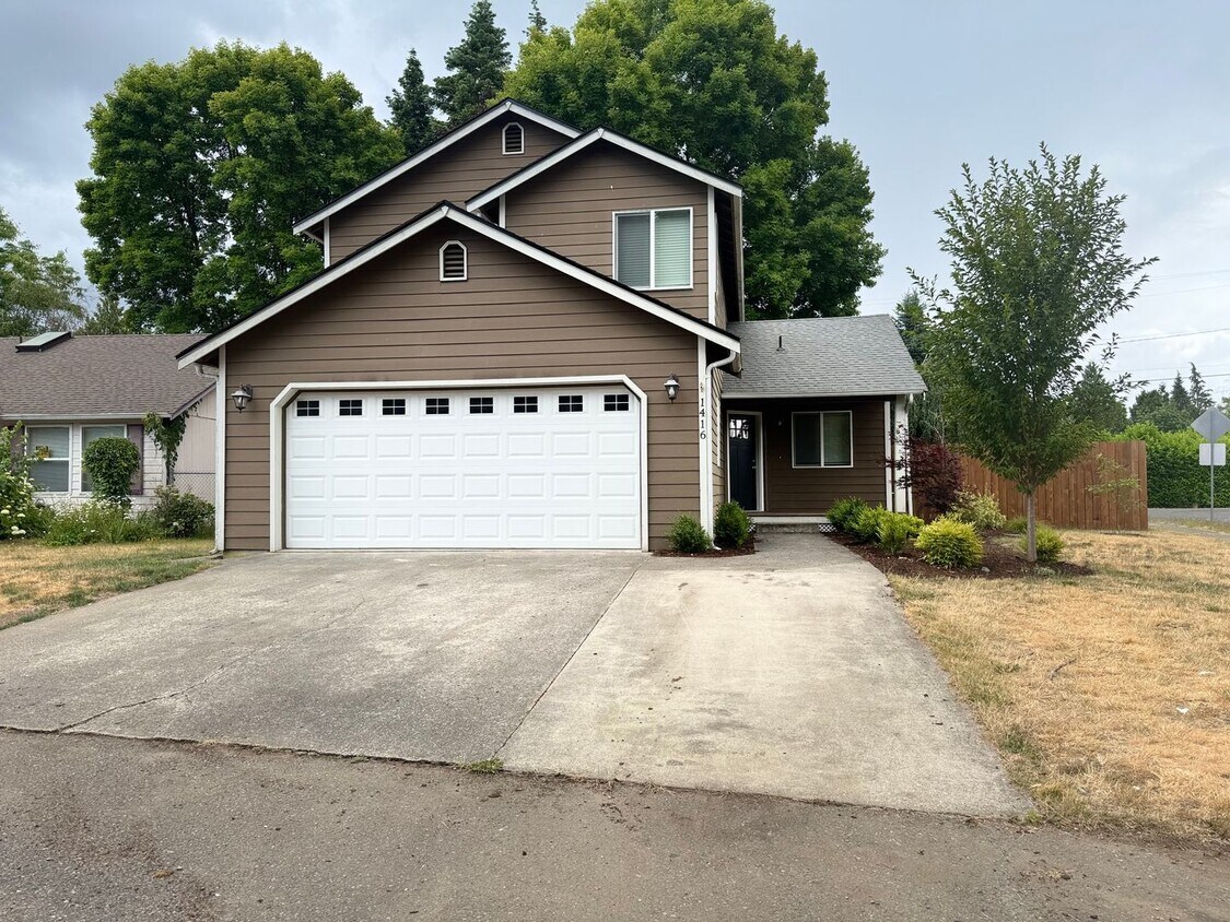 Primary Photo - Beautifully Upgraded 3-Bedroom Home on a S...
