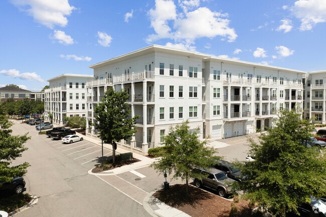 Building Photo - Avalon at James Island