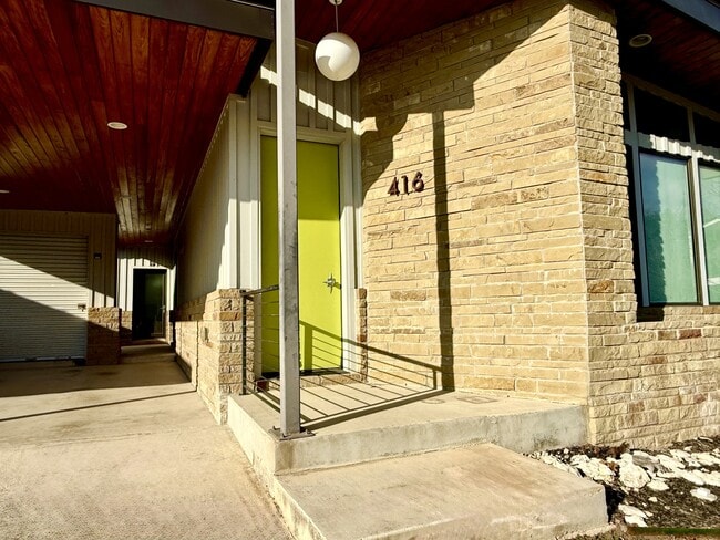 Foto del edificio - 416 Starlight Vlg Lp