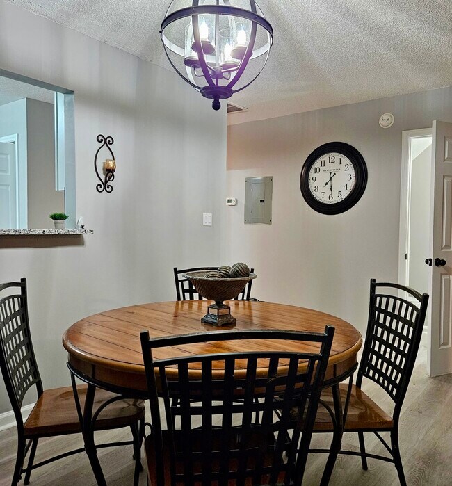 Foto del edificio - 4815 Tanglewood Oaks St