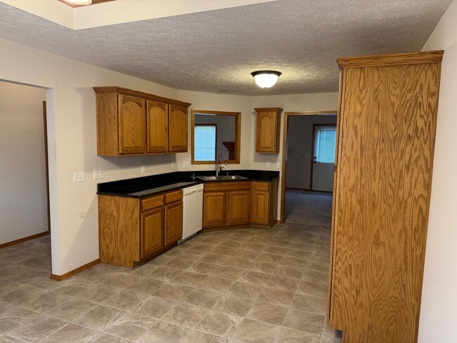 Building Photo - BEAUTIFUL 3 bedroom | 2 bathroom | 3 Car G...