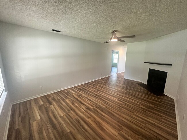Foto del edificio - 2BD/2B Duplex in Excellent Location!!