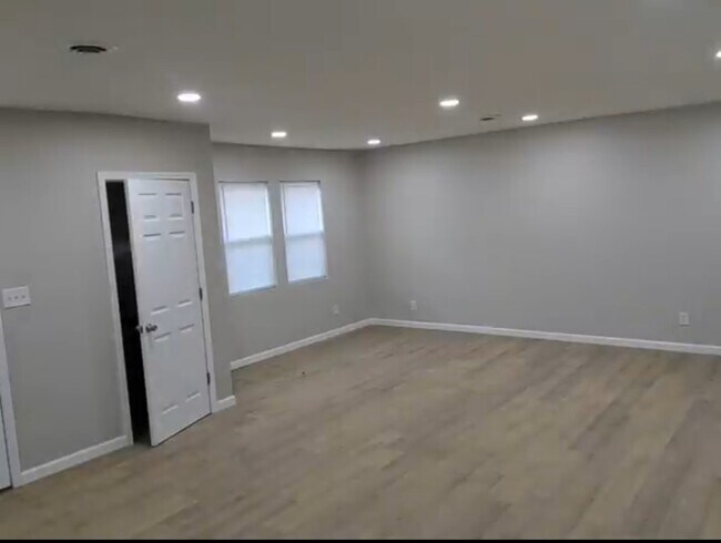 Building Photo - 2426 Highland Dr