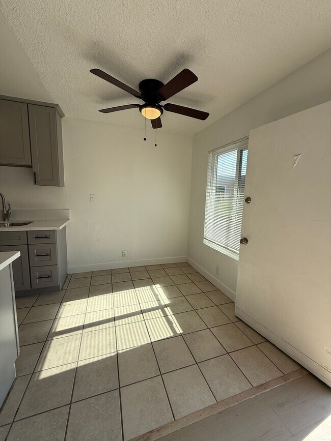 Building Photo - Newly Upgrade 2 Bedroom 1 Bath Apartment Home. Hurry, Won't Last Long!!