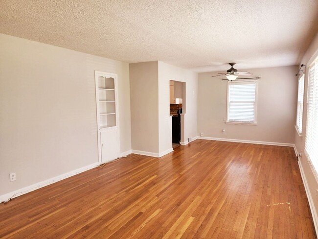 Building Photo - Charming Bunglow in Delaware Neighborhood Close To MSU & Mercy Hospital