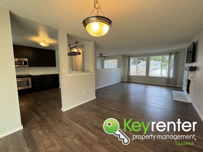 Foto del edificio - Puyallup Dream Home with Pool/Hot Tub and ...