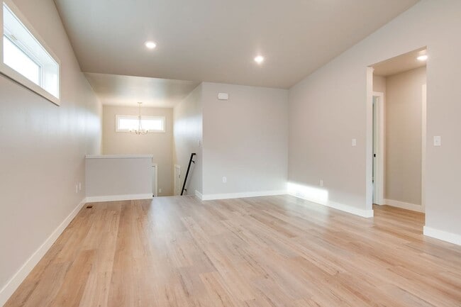 Building Photo - NEW BUILD: 4 bd/2 bath AVAILABLE ASAP