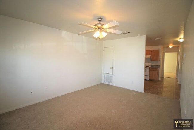 Building Photo - Now Leasing – 401 W Ave E, Unit B