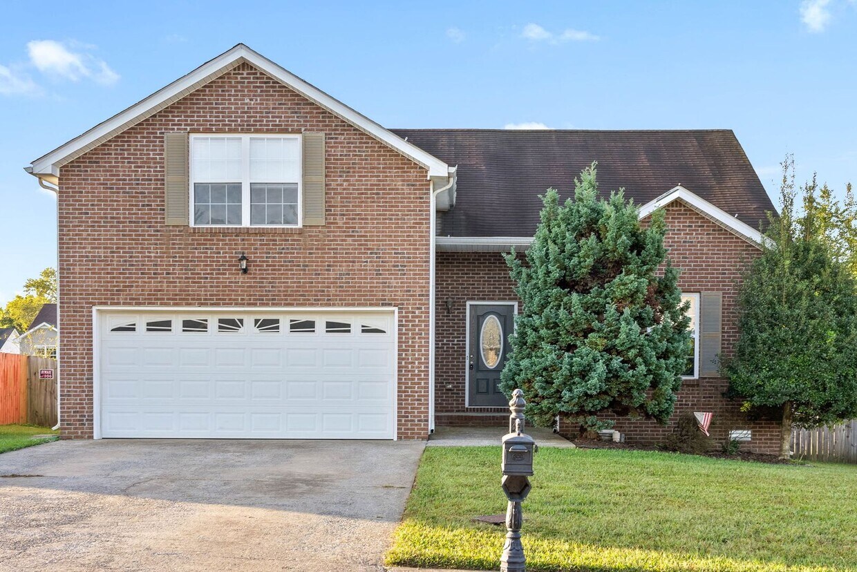 Primary Photo - Pet Friendly Three Bedroom with Bonus!