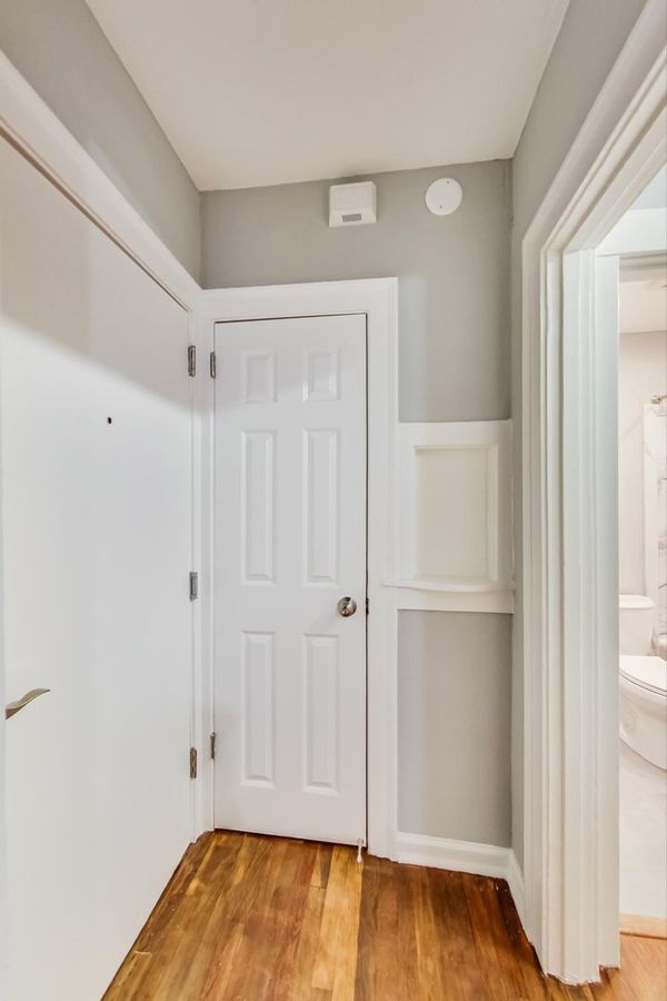 Building Photo - Pet-Friendly Studio Unit Available Now! 1 ...